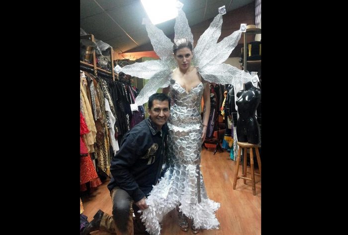 Ricardo Oyarzún y su vestido hecho de condones para crear conciencia sobre el sida