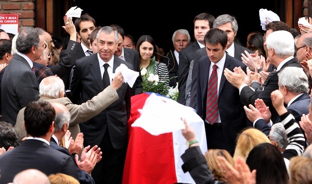 Fotos: Pinochetistas dan su último adiós a ex director de la CNI Odlanier Mena Fotos: Pinochetistas dan su último adiós a ex director de la CNI Odlanier Mena
