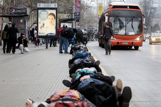 Más de mil cuerpos acostados en la Alameda recuerdan a los asesinados y torturados en dictadura Más de mil cuerpos acostados en la Alameda recuerdan a los asesinados y torturados en dictadura