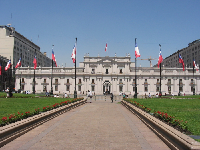 Funcionarios de La Moneda exigen a ministro Larraín un 8,8% de reajuste salarial Funcionarios de La Moneda exigen a ministro Larraín un 8,8% de reajuste salarial