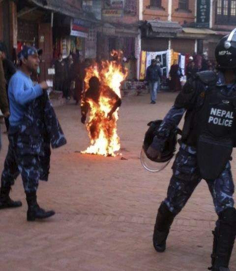 Tibetano padre de dos hijos se inmola en protesta contra el gobierno chino Tibetano padre de dos hijos se inmola en protesta contra el gobierno chino
