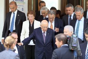 Berlusconi obliga a sus ministros a dimitir y crea una crisis de Gobierno Berlusconi obliga a sus ministros a dimitir y crea una crisis de Gobierno