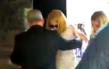 Ciclista atropella a Nicole Kidman en la entrada de un hotel en Nueva York