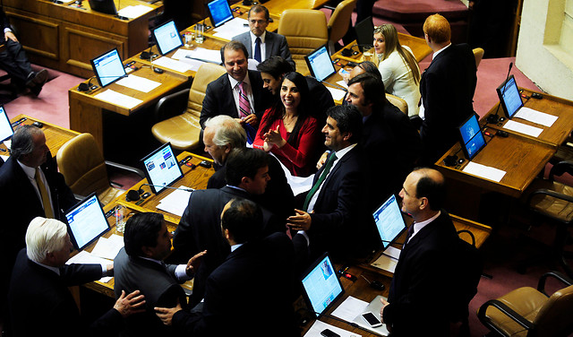 Cámara de Diputados aprueba histórica reforma que permite modificar el binominal Cámara de Diputados aprueba histórica reforma que permite modificar el binominal