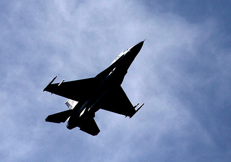 Ileso piloto de F-16 al que se le reventó neumático cuando despegaba en Antofagasta Ileso piloto de F-16 al que se le reventó neumático cuando despegaba en Antofagasta