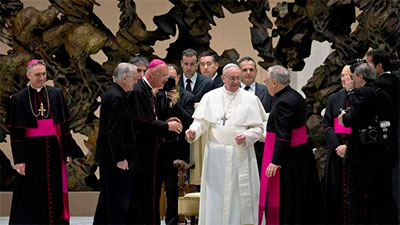 Papa Francisco critica a la Curia: “La Corte del Vaticano es la lepra del papado” Papa Francisco critica a la Curia: