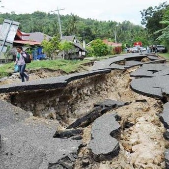 Al menos 32 muertos tras terremoto de 7,2 grados en Filipinas Al menos 32 muertos tras terremoto de 7,2 grados en Filipinas