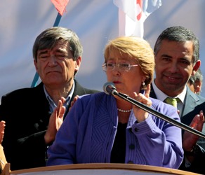 Bachelet hace un guiño a Escalona al apoyar su candidatura al Senado por la Octava Costa Bachelet hace un guiño a Escalona al apoyar su candidatura al Senado por la Octava Costa