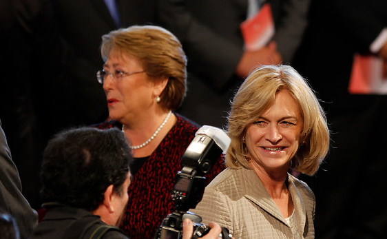 Diez mil pesos separan a Bachelet y Matthei Diez mil pesos separan a Bachelet y Matthei