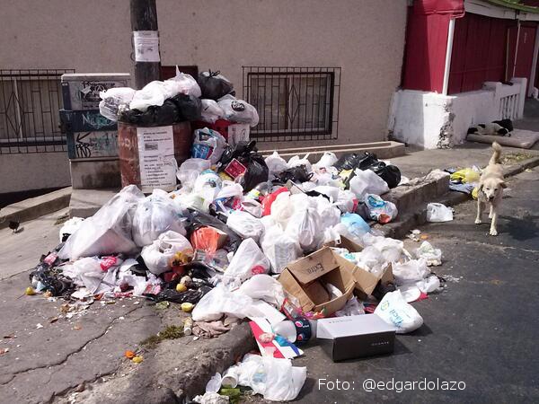 Paro de recolectores provoca acumulación de 1.200 toneladas de basura en Valparaíso Paro de recolectores provoca acumulación de 1.200 toneladas de basura en Valparaíso