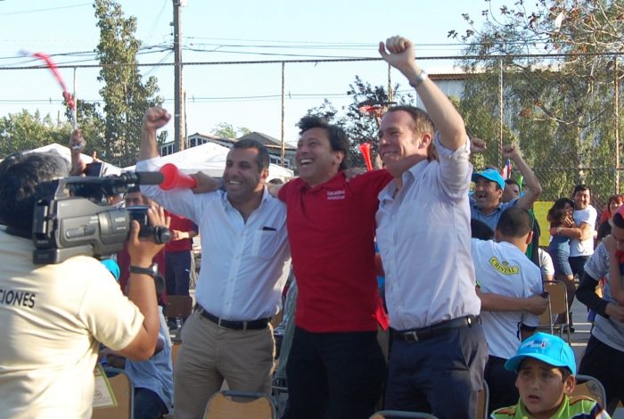 Fútbol y política: Golborne verá partido ante Ecuador con vecinos de El Bosque Fútbol y política: Golborne verá partido ante Ecuador con vecinos de El Bosque