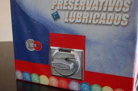 Municipio de Lo Prado coloca dispensadores de condones en liceos para prevenir el embarazo adolescente