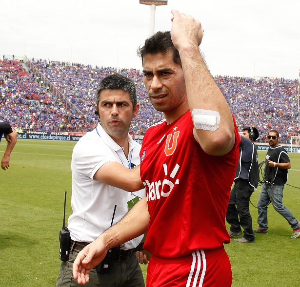 Johnny Herrera se mostró indignado por la suspensión del clásico con la UC Johnny Herrera se mostró indignado por la suspensión del clásico con la UC