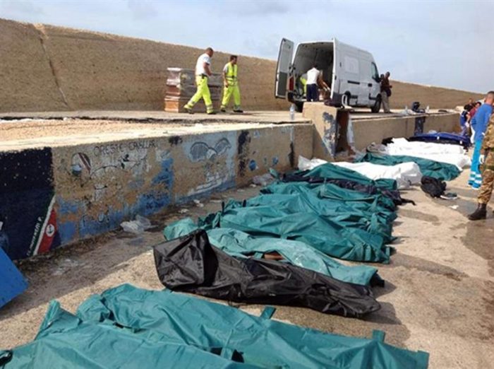 Más de un centenar de inmigrantes fallecen al intentar alcanzar la isla italiana de Lampedusa Más de un centenar de inmigrantes fallecen al intentar alcanzar la isla italiana de Lampedusa