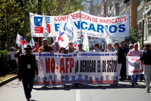 Miles marchan contra las AFPs y piden cambiarlo por un sistema solidario de reparto Miles marchan contra las AFPs y piden cambiarlo por un sistema solidario de reparto