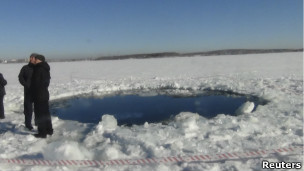 Recuperan “meteorito” que cayó en lago ruso Recuperan
