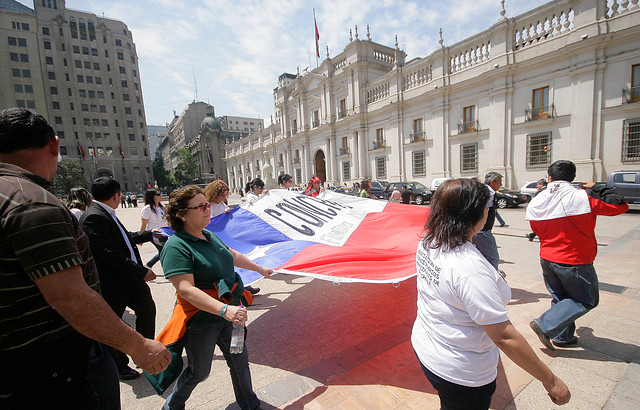Alcaldes llegan hasta la puerta de La Moneda y ponen presión a Piñera para que resuelva conflicto con trabajadores municipales Alcaldes llegan hasta la puerta de La Moneda y ponen presión a Piñera para que resuelva conflicto con trabajadores municipales