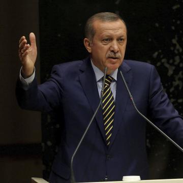 Primer ministro turco cambia diez ministros mientras arrecian las protestas