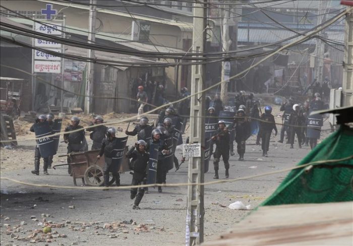 Tres muertos tras disparos de la Policía contra trabajadores en huelga en Camboya Tres muertos tras disparos de la Policía contra trabajadores en huelga en Camboya
