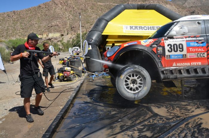 El lavado de autos 2.0 que hizo relucir los vehículos del Dakar con la cuota mínima de agua El lavado de autos 2.0 que hizo relucir los vehículos del Dakar con la cuota mínima de agua