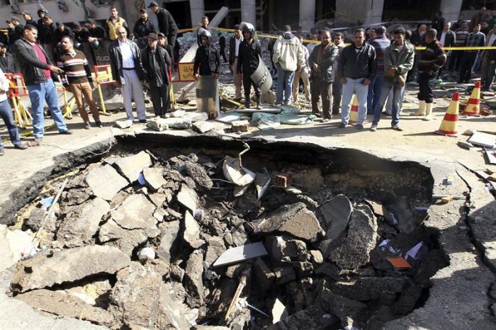 Cinco muertos y decenas de heridos tras cadena de atentados con bomba en Egipto