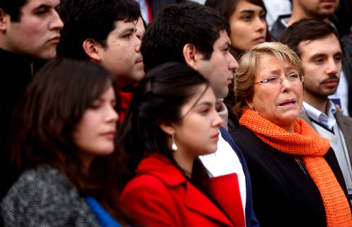 Bachelet marca autoridad y desafía al movimiento estudiantil pero deja abierta la puerta a salida honrosa de Peirano Bachelet marca autoridad y desafía al movimiento estudiantil pero deja abierta la puerta a salida honrosa de Peirano