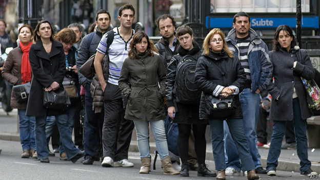 Si se pone en una fila, seguro la de al lado va más rápido Si se pone en una fila, seguro la de al lado va más rápido
