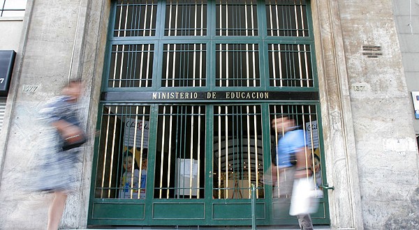 Funcionarios del Mineduc realizarán paro de 24 horas en solidaridad con movilización docente Funcionarios del Mineduc realizarán paro de 24 horas en solidaridad con movilización docente