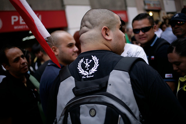 Grupo de “neonazis” ataca verbalmente a peruanos reunidos en la Plaza de Armas Grupo de
