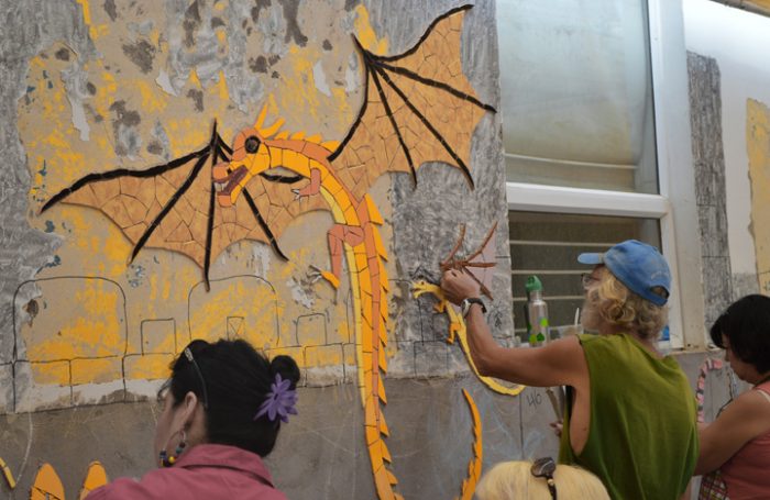 Artistas de 22 países realizan gran intervención urbana de mosaicos en Puente Alto