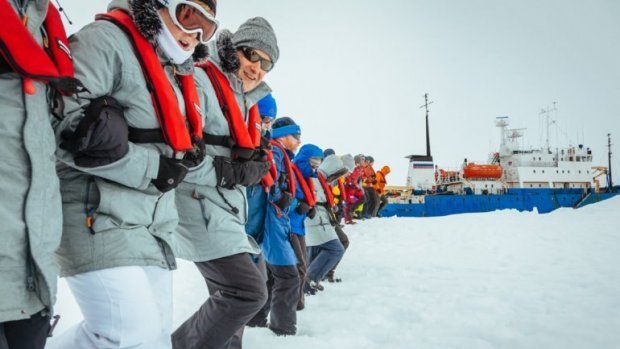 Comienza evacuación del barco ruso atrapado en hielo antártico Comienza evacuación del barco ruso atrapado en hielo antártico