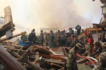 Un gran incendio arrasa un milenario pueblo tibetano de Shangri-la Un gran incendio arrasa un milenario pueblo tibetano de Shangri-la