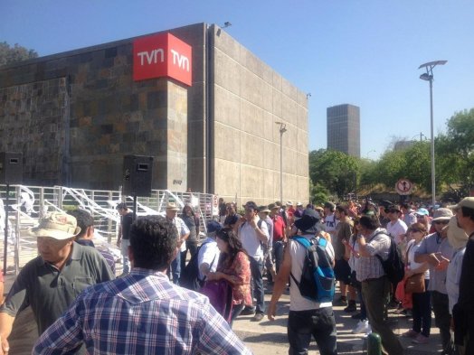 Evacuan TVN: GOPE retira un artefacto explosivo encontrado en el frontis del canal Evacuan TVN: GOPE retira un artefacto explosivo encontrado en el frontis del canal