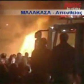 Manifestantes queman un peaje en Grecia en protesta por aumento de precios