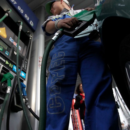 El auto en casa: Piñera se despide con la bencina en precio histórico  