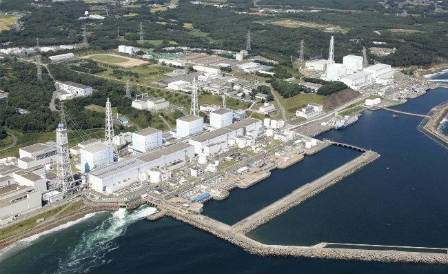 Ministro japonés propone verter agua radiactiva de Fukushima al mar