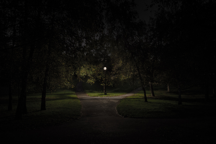 La oscuridad inabarcable de Londres, la ciudad infinita retratada por el lente de Nicolás Sánchez La oscuridad inabarcable de Londres, la ciudad infinita retratada por el lente de Nicolás Sánchez