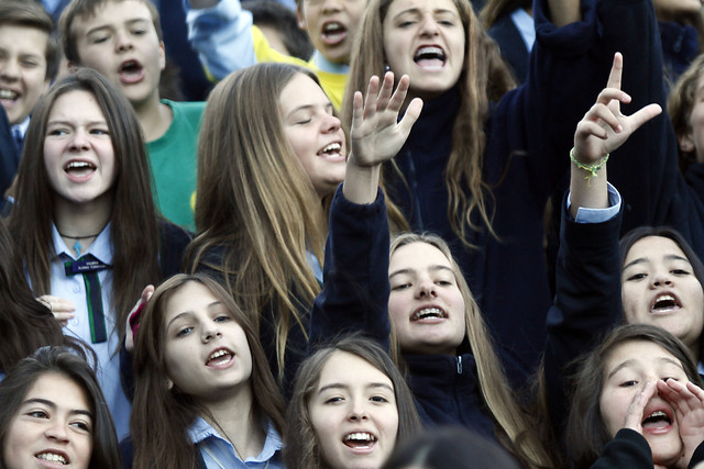 Apoderados y alumnos realizan manifestacion en Colegio Apoquindo y acusan fraude en venta del establecimiento Apoderados y alumnos realizan manifestacion en Colegio Apoquindo y acusan fraude en venta del establecimiento