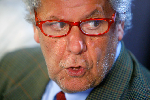 Eyzaguirre en la cuerda floja: entre el establishment y la calle Eyzaguirre en la cuerda floja: entre el establishment y la calle