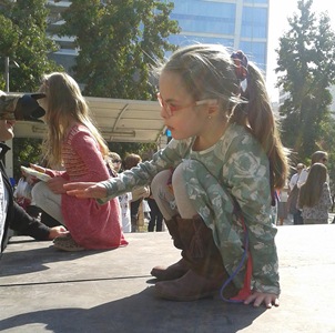 Niños y jóvenes con síndrome de Down realizan desfile de modas en Las Condes