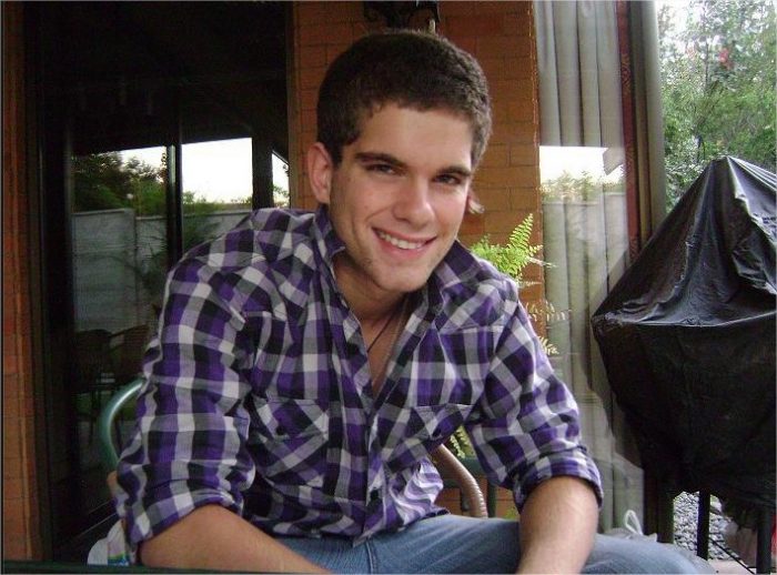 Ex alumno del Verbo Divino se da a la fuga tras atropellar y matar a otro joven Ex alumno del Verbo Divino se da a la fuga tras atropellar y matar a otro joven
