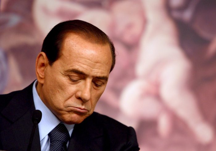 Berlusconi fue condenado a un año de trabajos comunitarios Berlusconi fue condenado a un año de trabajos comunitarios