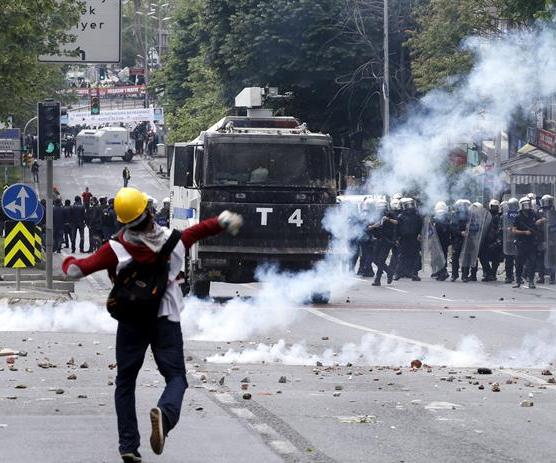 Al menos 58 heridos y 139 detenidos en choques de Primero de Mayo en Turquía Al menos 58 heridos y 139 detenidos en choques de Primero de Mayo en Turquía