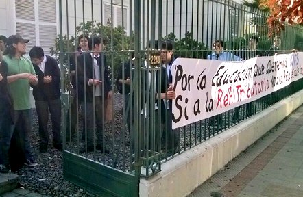 Secundarios se toman sede de la Fundación Jaime Guzmán Secundarios se toman sede de la Fundación Jaime Guzmán