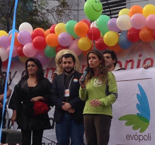 Evópoli se muestra a favor de legislar por matrimonio igualitario durante marcha en Santiago Evópoli se muestra a favor de legislar por matrimonio igualitario durante marcha en Santiago