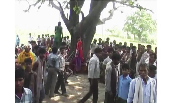 Violan a dos adolescentes intocables y las ahorcan en un árbol en la India Violan a dos adolescentes intocables y las ahorcan en un árbol en la India