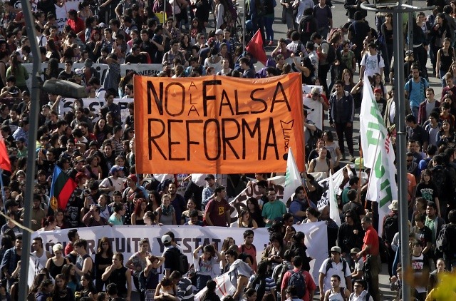 Masiva marcha reinstala poder estudiantil en la agenda y presiona al gobierno para ser parte activa en la reforma educacional Masiva marcha reinstala poder estudiantil en la agenda y presiona al gobierno para ser parte activa en la reforma educacional