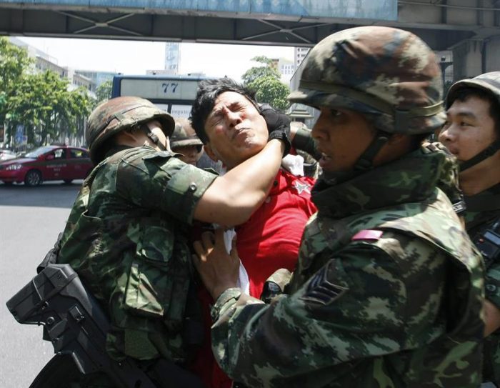 Junta militar de Tailandia afianza su poder entre protestas ciudadanas