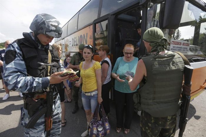 Ofensiva ucraniana sufre revés tras derribo de helicóptero y rebeldes admiten presencia rusa en sus filas Ofensiva ucraniana sufre revés tras derribo de helicóptero y rebeldes admiten presencia rusa en sus filas
