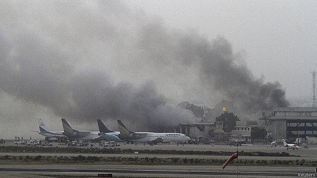 Pakistán: al menos 28 muertos en ataque al aeropuerto de Karachi Pakistán: al menos 28 muertos en ataque al aeropuerto de Karachi